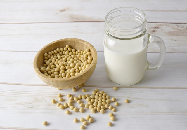 大豆イソフラボンサプリとは？副作用や効果、飲むタイミングを解説！