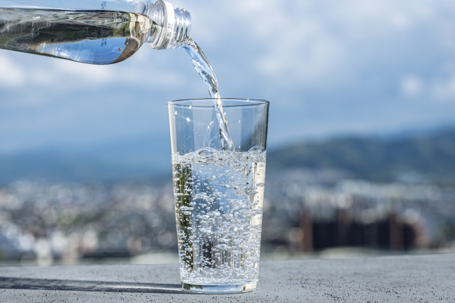 炭酸水は朝に飲むべき？効果と量、タイミングを解説
