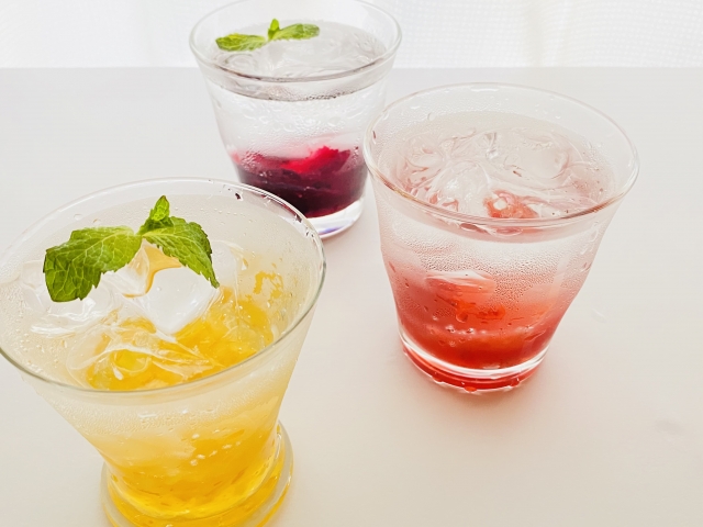 炭酸水を美味しく飲みたい人必見！レモンやお酢を使ったアレンジ方法を紹介