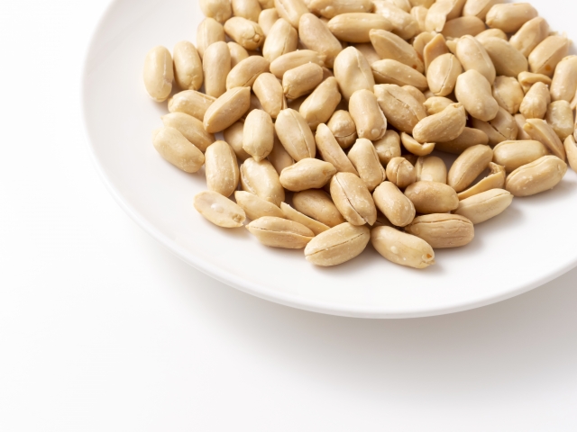 ピーナッツの芯を食べるとニキビができる？美容・健康効果、注意点など解説