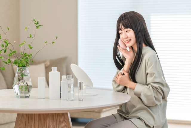 毛穴を引きしめて肌をきれいに整える化粧水の使い方と手順を解説