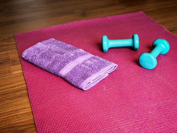 ヨガマットやヨガラグは必須？５つの使うメリットを簡単解説